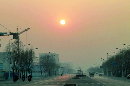 昨日天空放晴，雖然天還不是那么藍，但也給大家?guī)砗眯那椤? complete=
