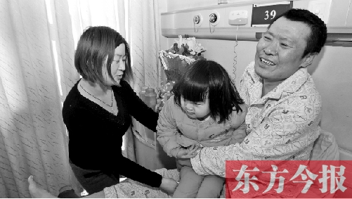 李剛患骨肉瘤急需手術(shù)，最放心不下的就是他的妻子、女兒