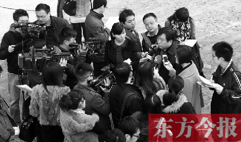 經(jīng)適房“下課”，公租房的申請、租金等備受關(guān)注，圖為鄭州市房管局規(guī)劃和住房保障處處長馮榮智被媒體記者“