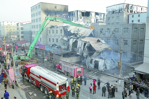 風(fēng)助火勢，6座相鄰的居民樓加建的板房樓陸續(xù)被大火引燃。