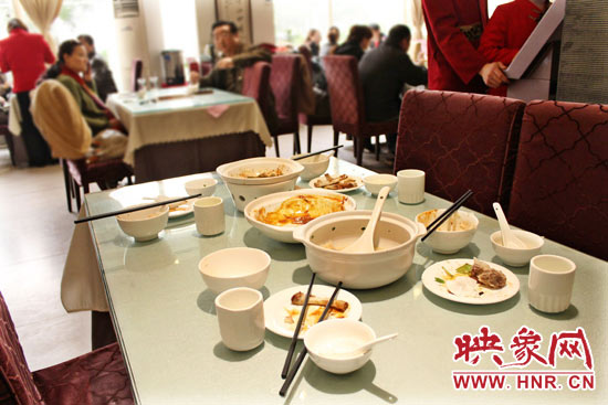 3月22日，阿五美食英協(xié)路店幾位顧客用完餐后，盤子里的食物所剩無幾。