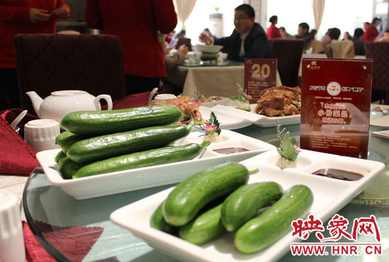 3月22日，阿五美食英協(xié)路店的服務(wù)員為我們展示大份菜品和小份菜品