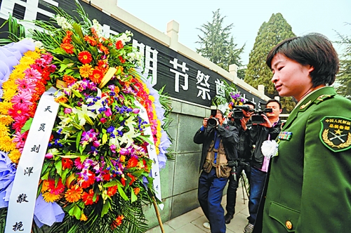 　　4月4日,我國(guó)首位女航天員劉洋來到林州市烈士陵園。在烈士紀(jì)念碑前,劉洋和眾人一起列隊(duì)肅立默哀致敬