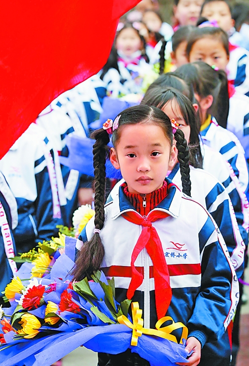 　4月4日,許多小學(xué)生來到新縣鄂豫皖革命烈士紀(jì)念館為烈士掃墓。記者　王天定　攝