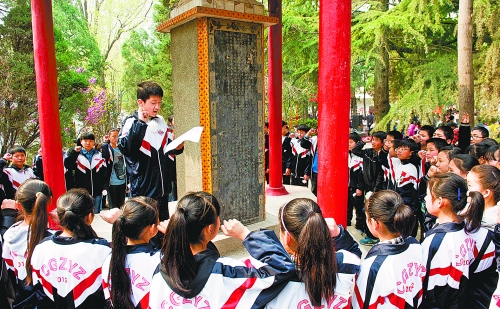 　　4月3日,宜陽(yáng)縣1000余名師生通過獻(xiàn)花、宣誓、掃墓、讀祭文等形式緬懷革命先烈。 田義偉 攝