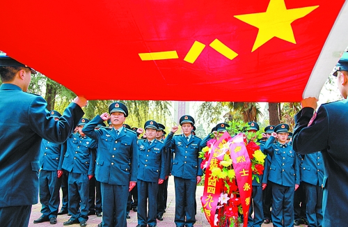 　　“我宣誓:保衛(wèi)祖國(guó)藍(lán)天不受侵犯!”4月3日,濟(jì)空某部的官兵來到內(nèi)鄉(xiāng)縣烈士陵園掃墓,通過敬獻(xiàn)花籃、