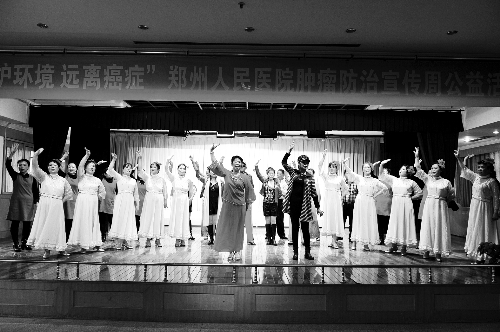 昨日，鄭州人民醫(yī)院舉辦了一臺特殊的晚會，表演的和看表演的大都是癌癥患者 河南商報記者 王春勝/攝　