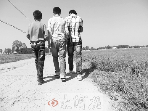 親眼目睹小伙伴在自己面前慘遭橫禍,三個(gè)孩子變得異常沉默。