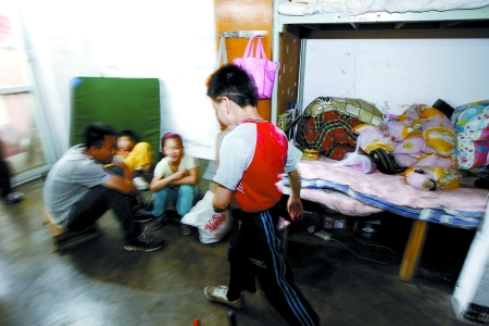 孩子們住在這里，沒有上學(xué)，大部分時間是練功，出去表演