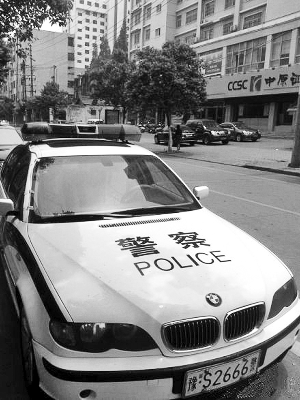 停在信陽(yáng)街頭的寶馬警車(chē)