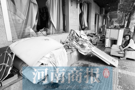　多間臨街商鋪夜間被砸，店里的沙發(fā)、貨品等被搬到了戶外  侯建勛/攝