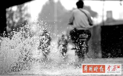 航海路鐵路立交橋下，一個窨井冒出半米多高的“噴泉” 鄭州晚報記者 馬健 圖
