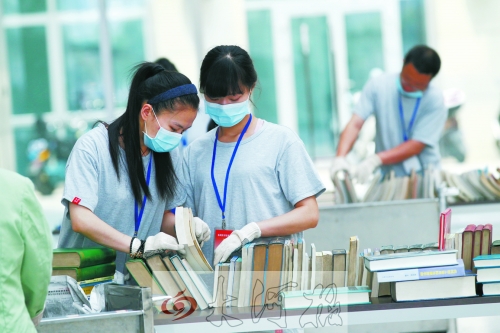 工作人員正在忙著整理書籍,逐一登記、歸類。