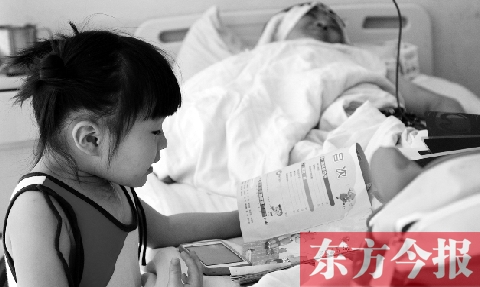 　昨天上午，鄭州市骨科醫(yī)院病房?jī)?nèi)，李剛躺在病床上，女兒嘟嘟在安靜地看書(shū)