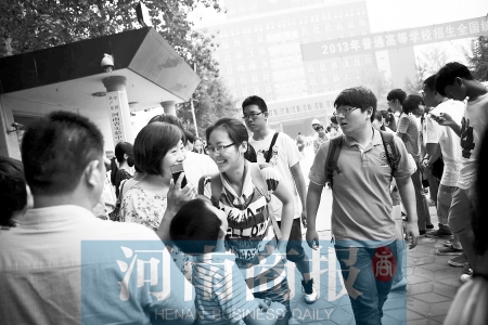 考場外，家長用溫暖的笑容迎接孩子