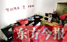 廁所進(jìn)門中廳，擺放著灶臺(tái)、餐桌、床鋪等，乍一看像個(gè)客廳