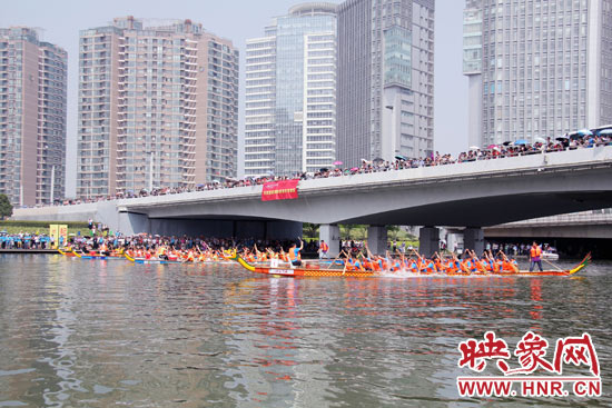6月11日，2013中華軒轅龍舟大賽，在鄭州東區(qū)的如意湖舉行。