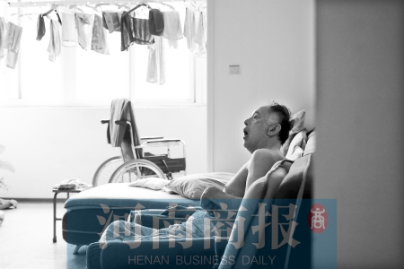 金老先生因偏癱生活不能自理，鄰居說(shuō)，平時(shí)經(jīng)?？吹阶o(hù)工和老人的弟弟前來(lái)照顧 實(shí)習(xí)生 唐韜/攝