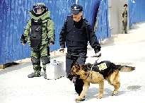 排爆專家、警犬在現(xiàn)場(chǎng)待命。