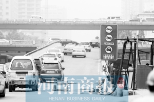 紫荊山立交橋上橋口，已經(jīng)有非綠標(biāo)車禁止通行的標(biāo)志 王春勝/攝