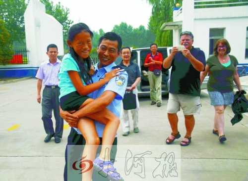 黨心松一行人剛下車，楊衛(wèi)軍就一把抱起了她，流露出幸福的笑容，不遠(yuǎn)處史蒂夫拍照銘記這一刻。