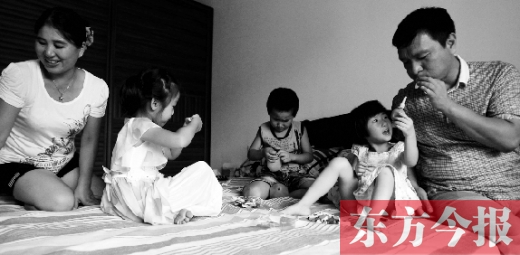 昨日，鄭州市民蔣先生的家中，一家人陪著妞妞（右二）玩耍
