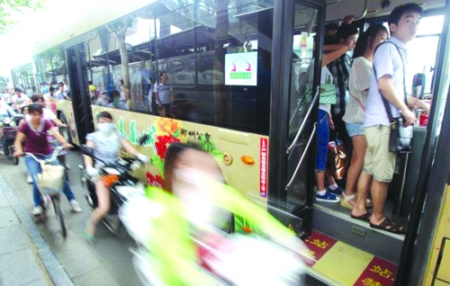 　　7月12日，鄭州市花園路，下班高峰期。