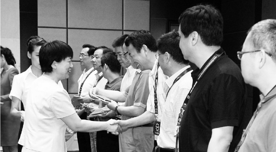 河南省委常委、宣傳部長(zhǎng)趙素萍給中國(guó)紀(jì)錄片播出聯(lián)盟理事臺(tái)發(fā)放牌匾