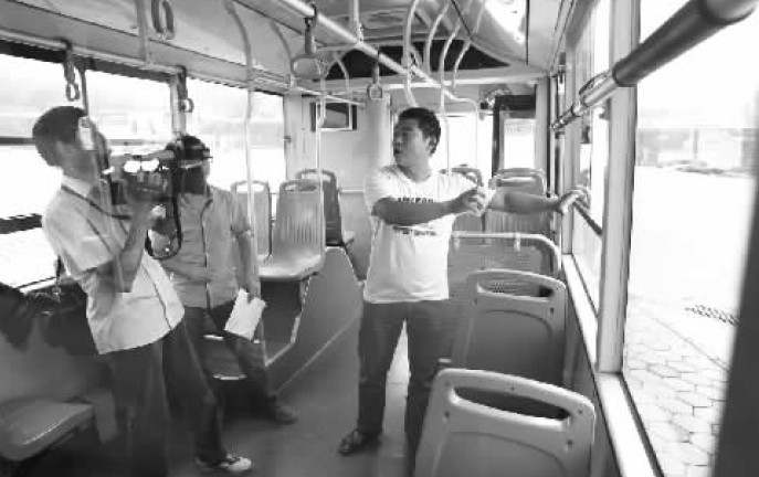 昨日，鄭州市B20路公交車(chē)長(zhǎng)方先生（右一），講述“色狼”跳窗逃跑時(shí)被眾人喊打的情景
