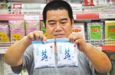 在漯河一家超市，市民選購的“高價鹽” 記者仵樹大攝