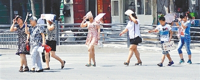  街頭，遮擋陽(yáng)光是一門“技術(shù)活”。