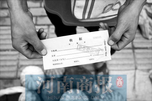 百花路附近的瓜農(nóng)宋師傅交完衛(wèi)生費(fèi)后收到一張收據(jù)，但沒(méi)有收款單位