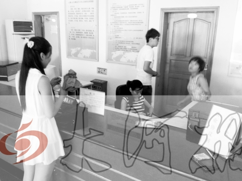 鄭州市人才交流服務(wù)中心二樓大廳，剛畢業(yè)大學(xué)生咨詢政策，工作人員卻在若無其事地玩手機。