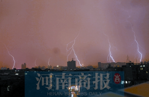 昨天21:30左右，雷電頻頻“光顧”鄭州市區(qū)