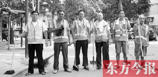 昨天下午6點(diǎn)，6名環(huán)衛(wèi)工人相伴乘坐B1返回27公里外的花園口村。