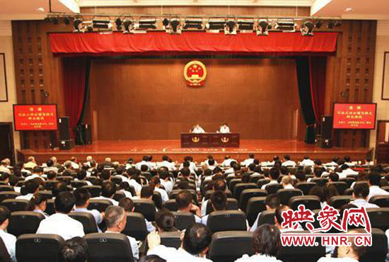 9月3日上午，河南省高級(jí)人民法院召開(kāi)機(jī)關(guān)全體黨員干部大會(huì)
