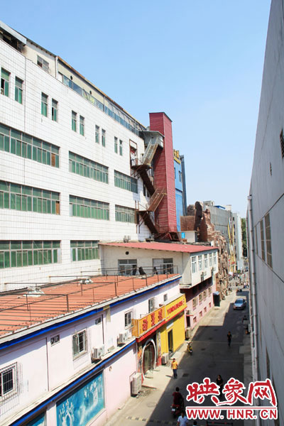 該家具賣場共6層樓，第7層建筑與其他樓層風格迥然不同，有明顯后期加蓋痕跡
