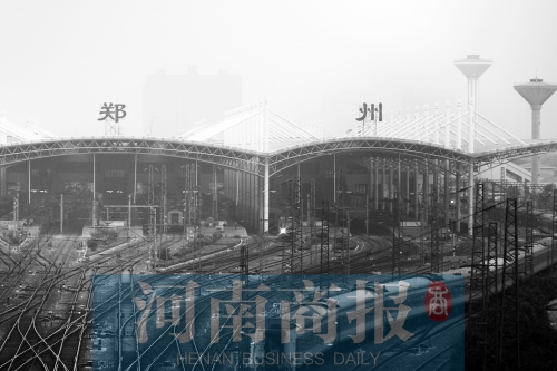 從解放路立交向南望去，火車站南側(cè)一座高樓在霧霾中若隱若現(xiàn)