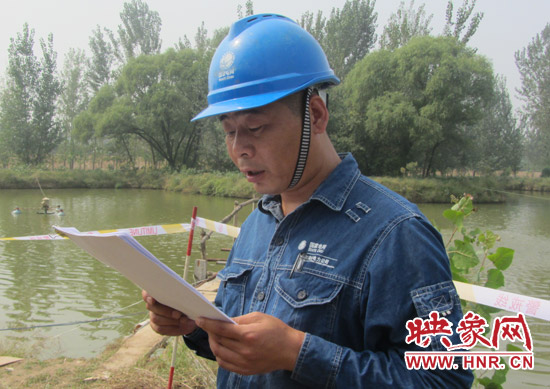 登塔之前，樊建軍在做最后的安全指示