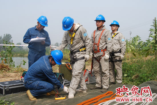 “弟兄們”每次上塔作業(yè)，樊建軍都要認(rèn)真核對(duì)檢查，不容一絲失誤出現(xiàn)。