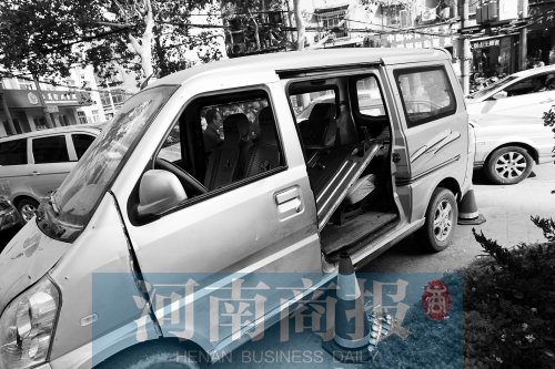 　面包車的后座上，放著被掰掉的車門(mén)