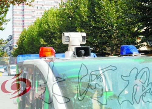 巡查車車頂裝有360度攝像頭,對(duì)路面違章停車行為抓拍取證。