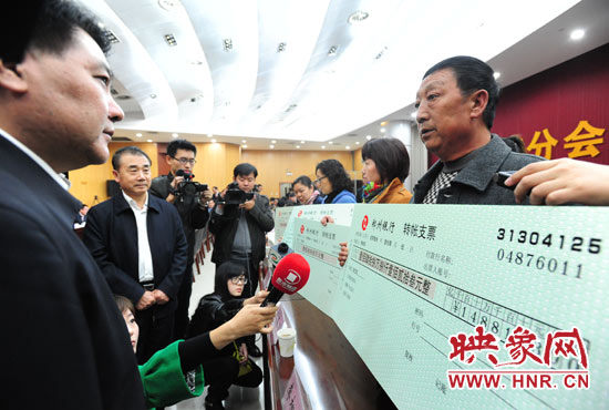 最高人民法院執(zhí)行局局長劉貴祥、河南省高級人民法院院長張立勇親手為申請執(zhí)行人員發(fā)放執(zhí)行款