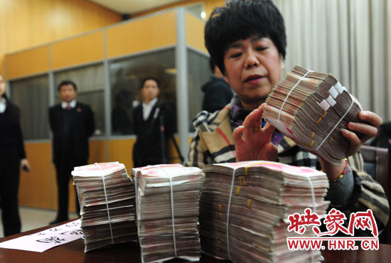 當(dāng)天共發(fā)放執(zhí)行款4110萬元。其中，支票4018萬元，現(xiàn)金92萬元。