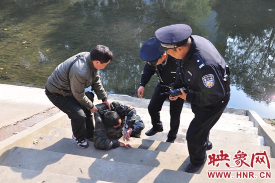 該男子滾入冰冷的金水河，嗆了幾口污水，連滾帶爬從水中出來，隨后被金水路派出所民警救上岸。