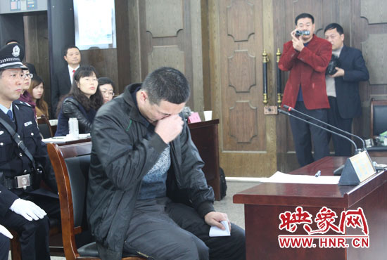庭審現(xiàn)場，被告人常樹民哽咽著宣讀手中的悔恨書。