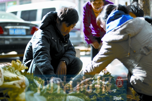 附近的市民得知了他的遭遇，紛紛前來買菜