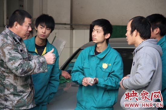 楊冠軍（左）在和兄弟們交流時(shí)，多數(shù)都是用手語