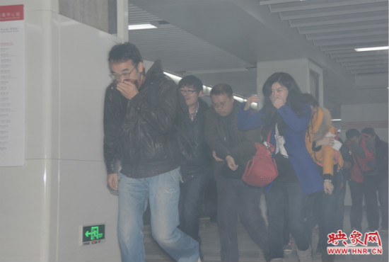 演習(xí)中，地鐵乘客從地鐵車廂中跑出。