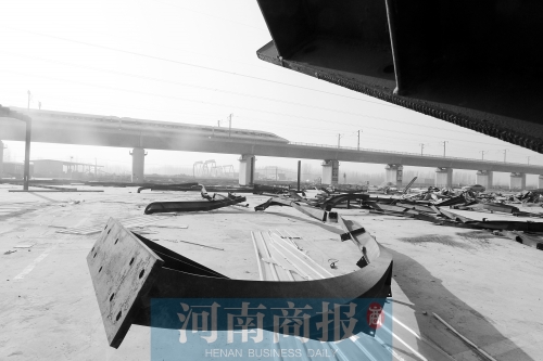 　鐵路兩側(cè)，不少建筑物已經(jīng)被拆除
